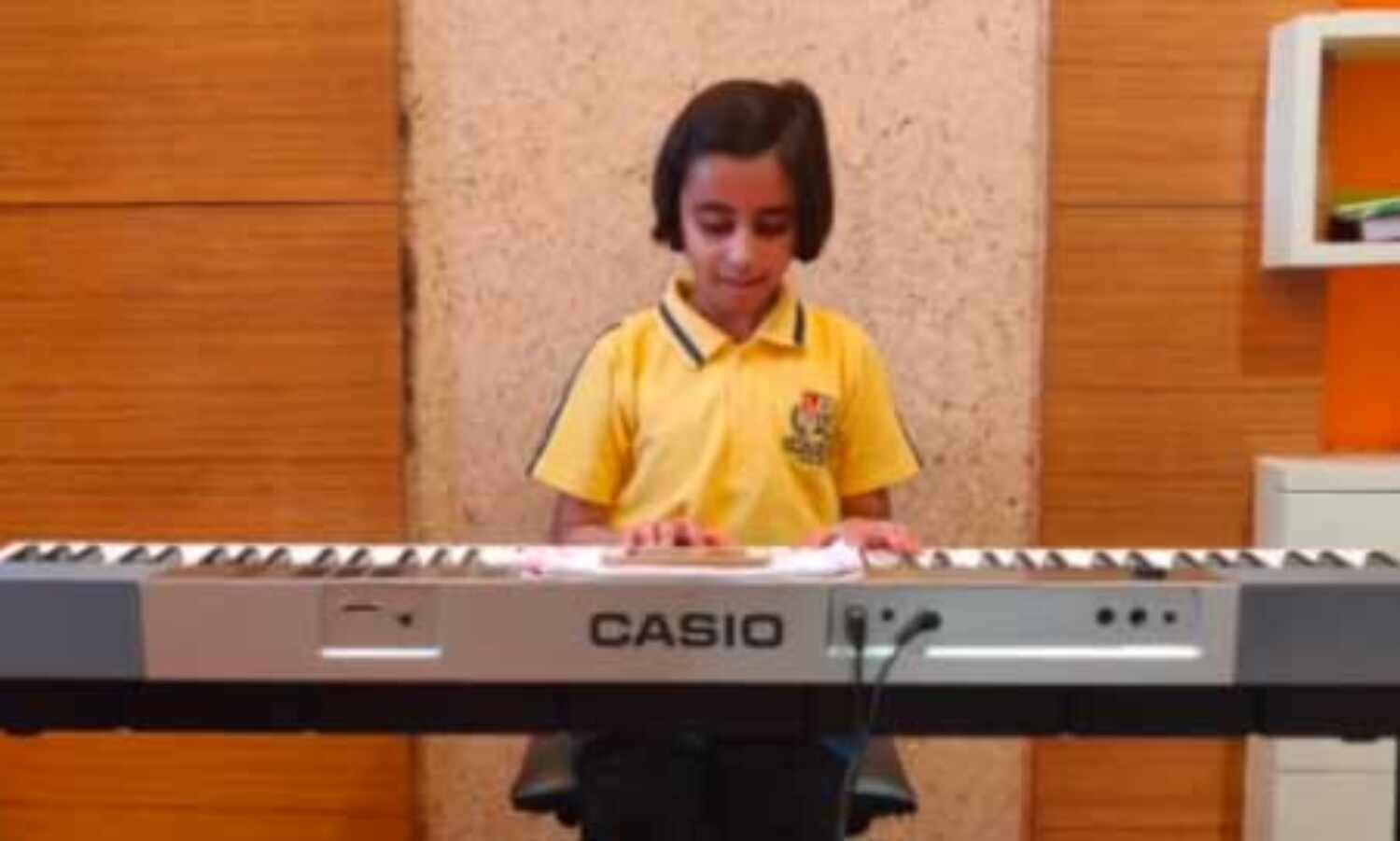 छात्रा अमिषि अग्रवाल ने ऐ मेरे वतन आबाद रहे तू गाने पर दी शानदार प्रस्तुति