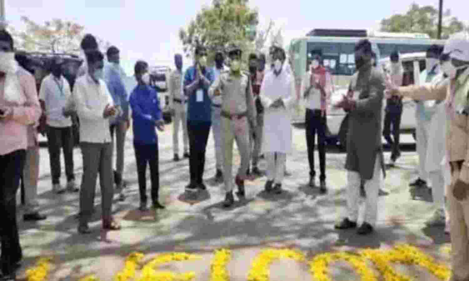 इंदौर : कोरोना से टीआई ने जीती जंग, साथियों ने फूलों से किया वेलकम