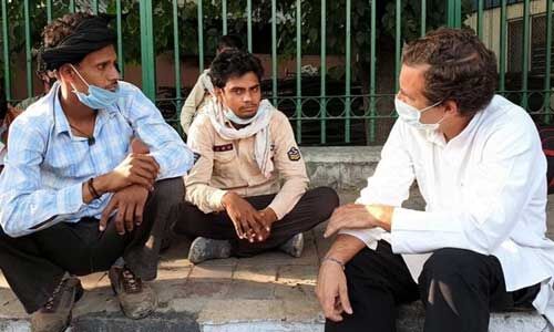 लॉकडाउन : घर वापस आ रहे प्रवासी मजदूरों से मिले राहुल गांधी, फुटपाथ पर बैठकर जाना हाल