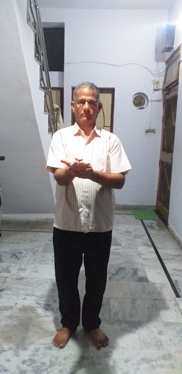 कोरोना योद्धा की परिभाषा गढ़ रहे है शिक्षक डा.राकेश चतुर्वेदी कोरोना योद्धा की परिभाषा गढ़ रहे है शिक्षक डा.राकेश चतुर्वेदी