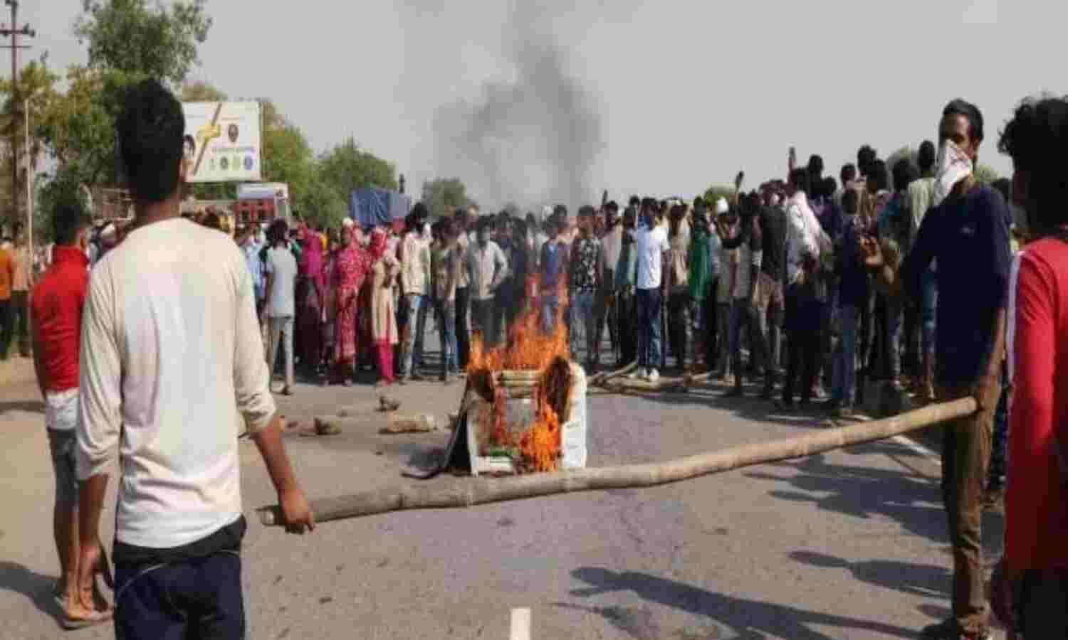 मथुरा: मजदूरों ने आगरा- दिल्ली हाईवे जाम किया