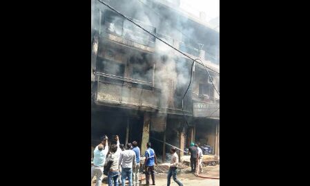 बड़ा हादसा : इंदरगंज स्थित तीन मंजिला मकान में लगी आग, 7 की मौत