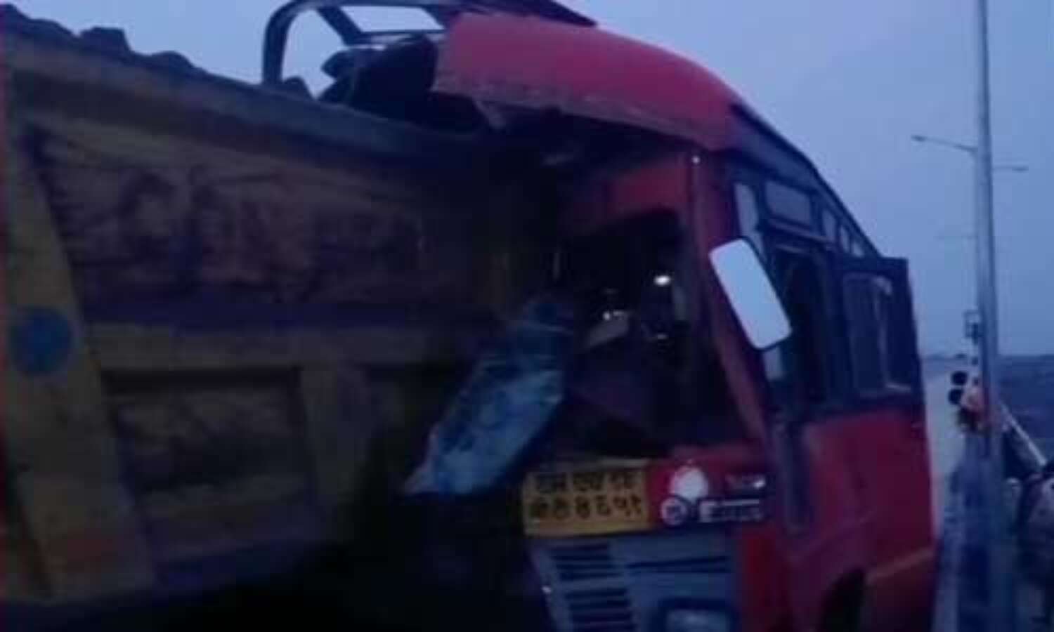 महाराष्ट्र में बस और ट्रक की भिड़ंत से चार मजदूरों की मौत, 15 घायल