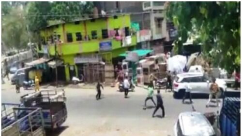 इंदौर : पुलिस पर भीड़ ने किया पथराव, 6 लोग हुए गिरफ्तार इंदौर : पुलिस पर भीड़ ने किया पथराव, 6 लोग हुए गिरफ्तार