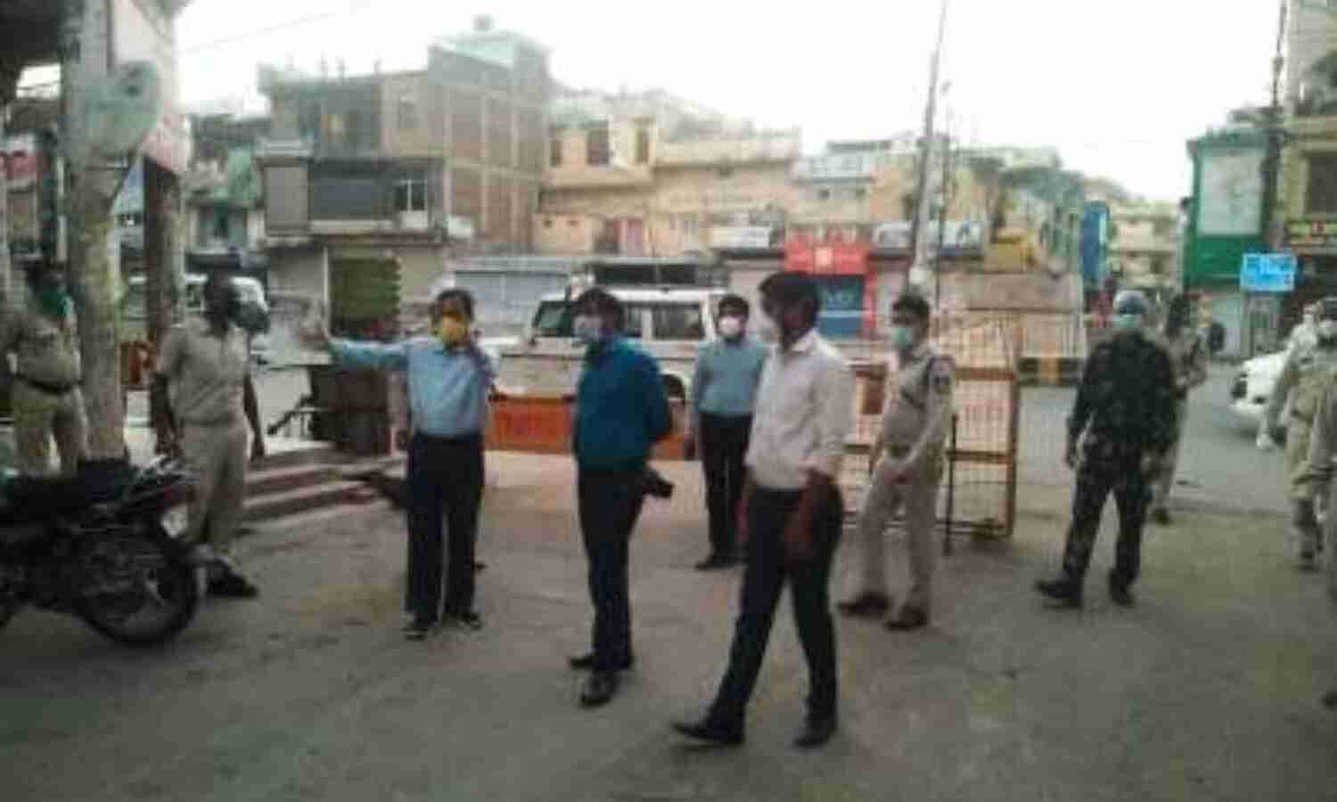 ग्वालियर : प्रशासनिक अधिकारीयों ने किया डबरा का निरिक्षण, रविवार तक रहेगा कर्फ्यू ग्वालियर : प्रशासनिक अधिकारीयों ने किया डबरा का निरिक्षण, रविवार तक रहेगा कर्फ्यू