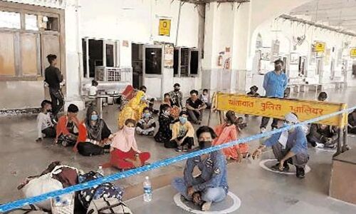 चैन पुलिंग कर ग्वालियर स्टेशन पर उतरे मजदूर, मचा हड़कंप