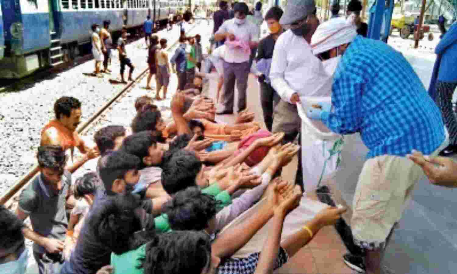 सिग्नल ना मिलने से खड़ी रहीं 24 ट्रेनें, भूख और प्यास से तड़पे मजदूर सिग्नल ना मिलने से खड़ी रहीं 24 ट्रेनें, भूख और प्यास से तड़पे मजदूर