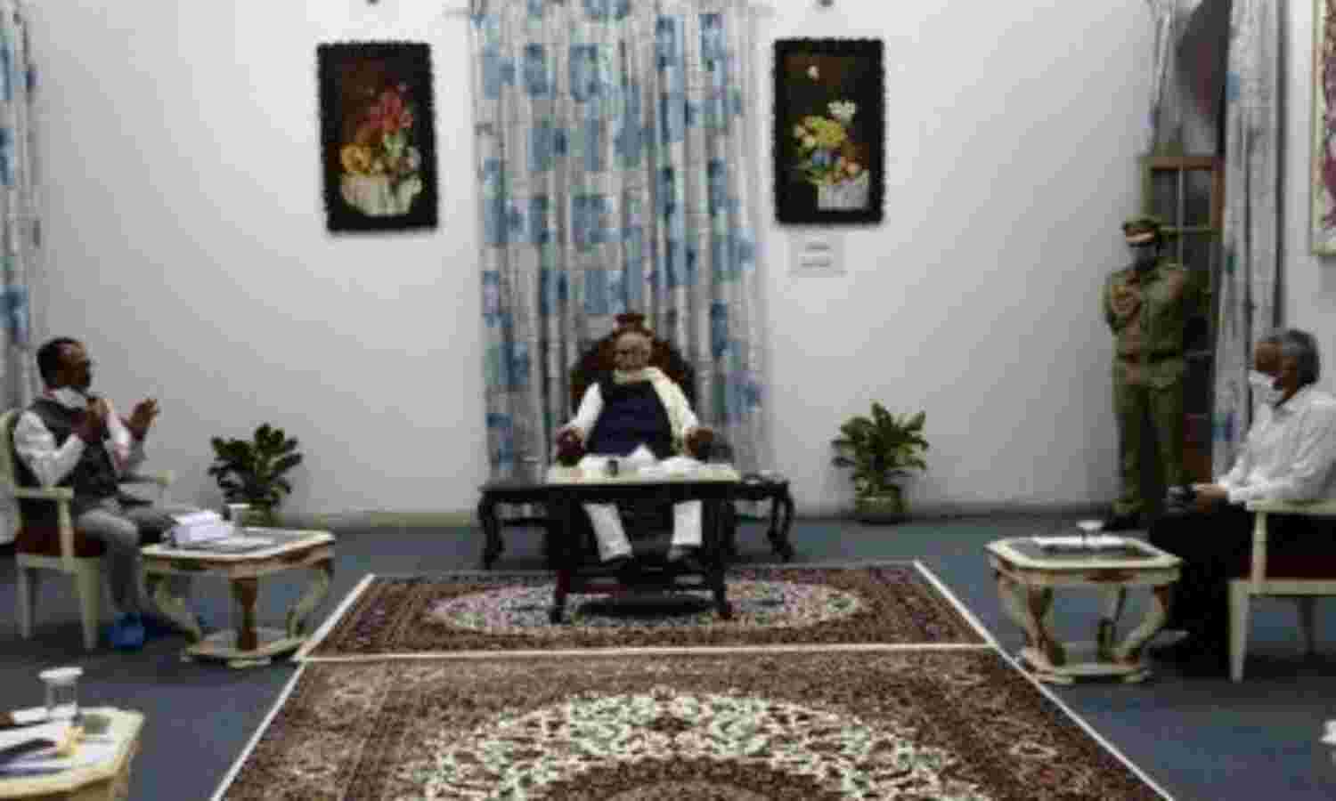 सीएम चौहान ने राज्यपाल से की मुलाकात, यूनिवर्सिटी और कॉलेजों की परीक्षाओं पर हो सकती है चर्चा