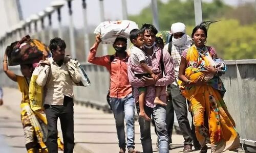 क्या प्रवासी मजदूर भोजन के लिए तरसने वाले लोग हैं या देश की एकता के सेतु ।