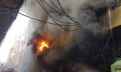 दिल्ली फुटवियर फैक्ट्री में लगी भीषण आग, दमकल की 23 गाड़ियां मौके पर