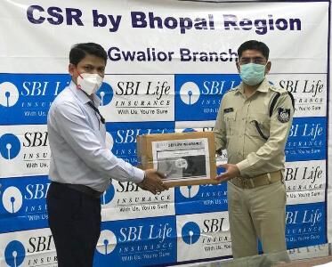 एसबीआई इंश्योरेंस ने पुलिस कर्मियों को भेंट किये सर्जिकल कैप