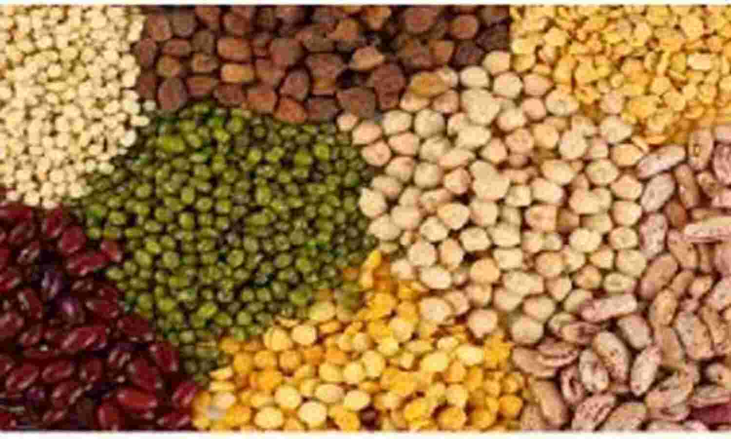 कोरोना संकट के बीच मनमानी दरों पर बेच रहे दाल