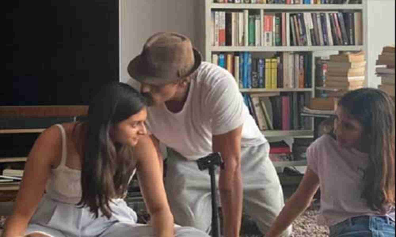 मुंबई पहुँचकर अर्जुन रामपाल ने दोनों बेटियों संग शेयर की तस्वीर