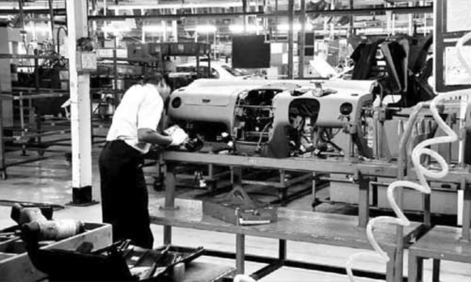 देश के मैन्युफैक्चरिंग सेक्टर में 15 साल की सबसे बड़ी गिरावट, मई में रिकॉर्ड स्तर पर हुई छंटनी