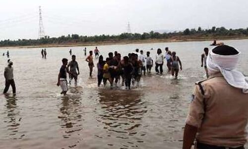 बड़ा हादसा : नर्मदा में स्नान करने गये परिवार के पांच सदस्य डूबे