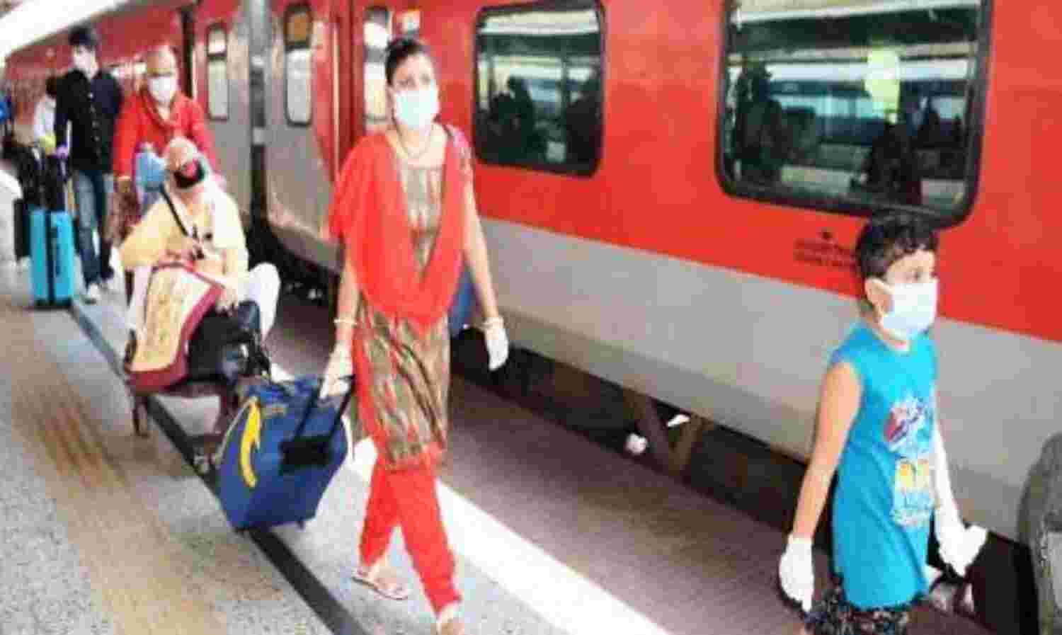 कोरोना का भय, ट्रेन में पास में बैठना तो दूर बातें करने से कतरा रहे यात्री