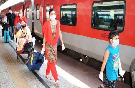 कोरोना का भय, ट्रेन में पास में बैठना तो दूर बातें करने से कतरा रहे यात्री