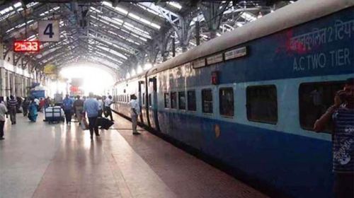 वेटिंग टिकट में रेलवे को फायदा, यात्री उठा रहे नुकसान