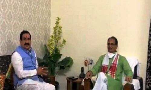 ब्रेकफास्ट पॉलिटिक्स :गृहमंत्री से मिलने उनके बंगले पर पहुंचे सीएम शिवराज ब्रेकफास्ट पॉलिटिक्स :गृहमंत्री से मिलने उनके बंगले पर पहुंचे सीएम शिवराज