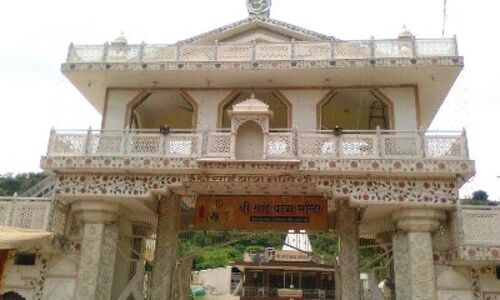 न माला चढ़ी, न प्रसाद बंटा, दूर से ही किए दर्शन,खुले मंदिर व धार्मिक स्थल