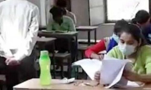 सख्त सुरक्षा के बीच शुरू हुई 12वीं की परीक्षा, जिनका तापमान बढ़ा उन्हें अलग बैठाया गया