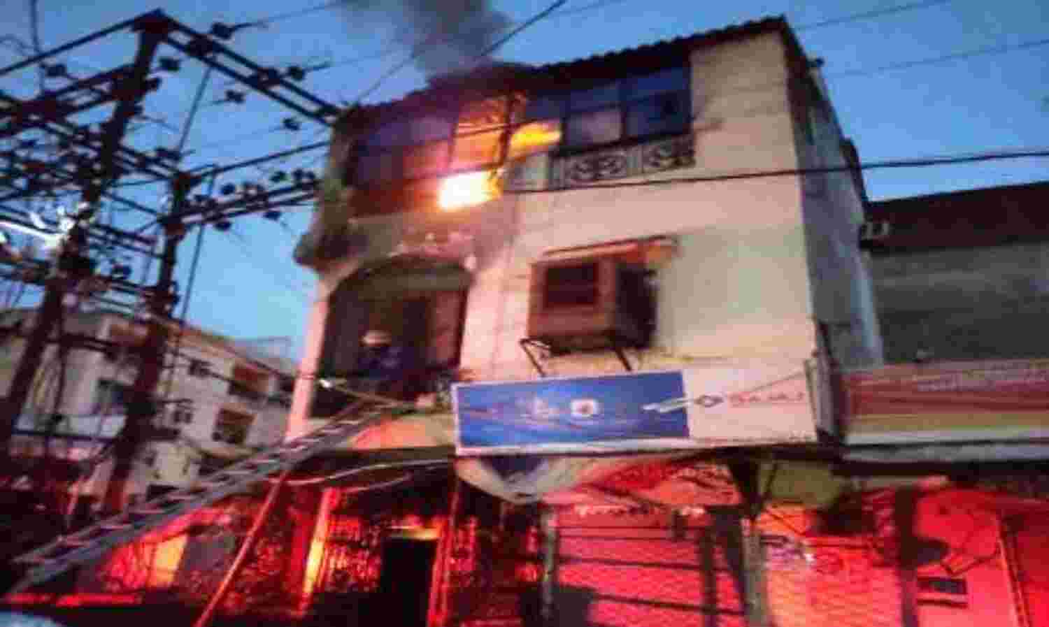 ग्वालियर : बर्तन कारोबारी के घर में लगी आग, तीन लोग झुलसे