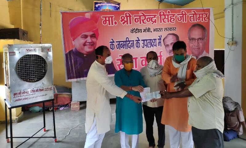 सेवा कार्य करके कुष्ठ रोगियों के बीच मनाया केंद्रीय मंत्री नरेंद्र सिंह का 63वां जन्मदिन