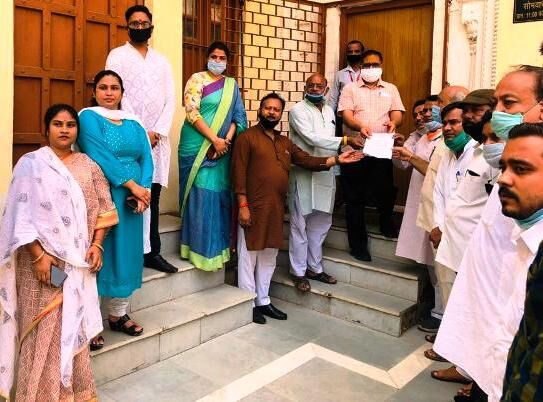 ग्वालियर में  कांग्रेस ने मुख्यमंत्री शिवराज के खिलाफ राष्ट्रपति के नाम आयुक्त को सौंपा ज्ञापन