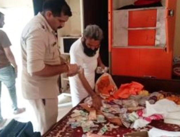 दंदरौआ धाम मंदिर में चोरी का राज खुला,चोरों ने महंत को खिलाई थी नींद की गोली