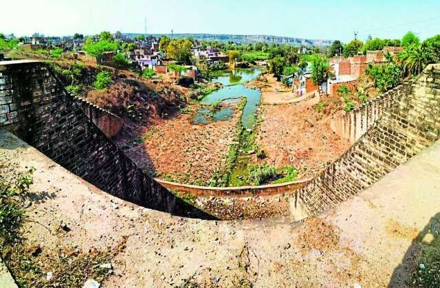 अतिक्रमण की चपेट में वीरपुर, जड़ेरुआ-हनुमान बांध,बारिश में होगी मुसीबत