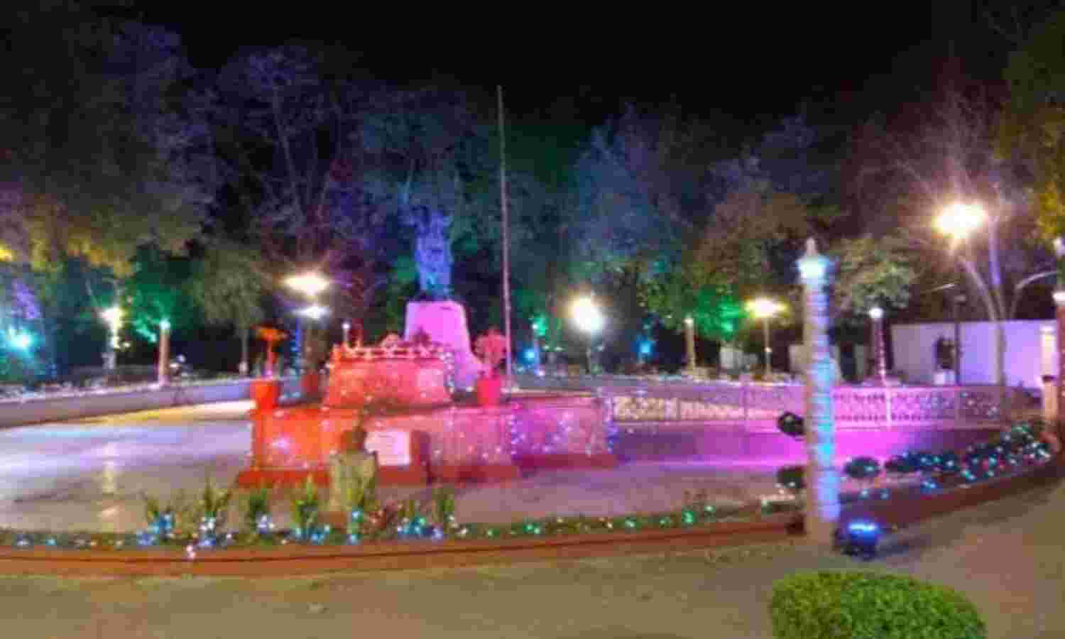 झांसी से आई अमर शहीद ज्योति वीरांगना लक्ष्मीबाई के समाधि स्थल पर स्थापित