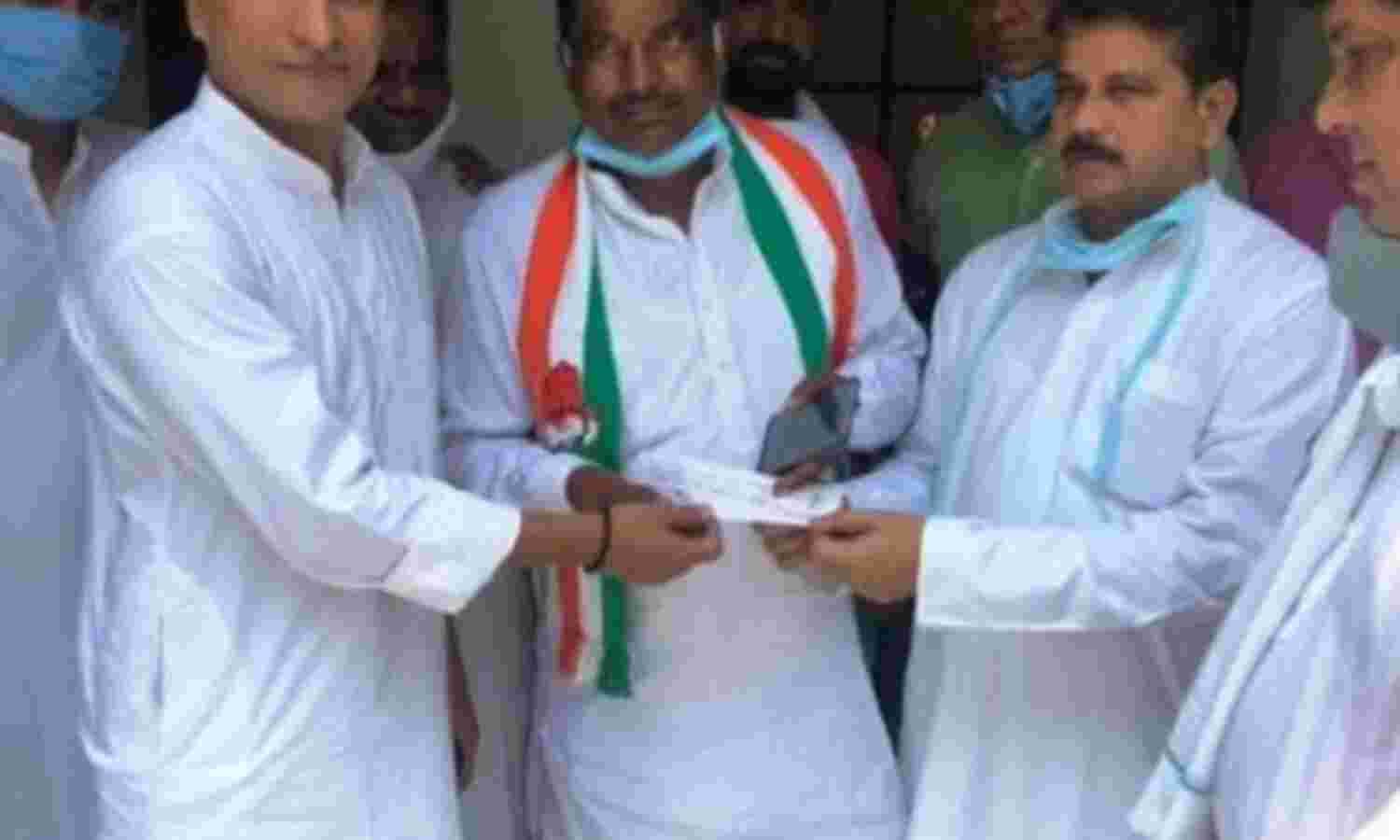 उपचुनावों से पहले भाजपा नेता ने थामा कांग्रेस का दामन