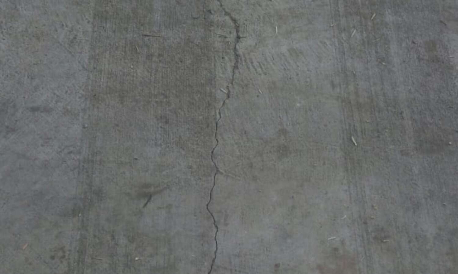 विकास कार्यो में भ्रष्टाचार, आधुनिकीकरण मंडी योजना में बनी सड़क में पड़ी दरार