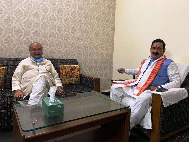 गृहमंत्री नरोत्तम मिश्रा से मिलने निवास पर पहुंचे केन्द्रीय मंत्री नरेन्द्र सिंह तोमर