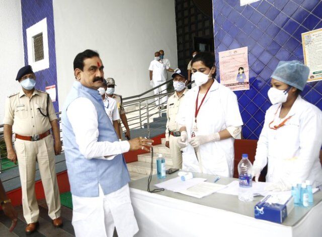 Photo/ राज्यसभा मतदान के दौरान कोरोना निर्देशों का हुआ पालन, देखें फोटो