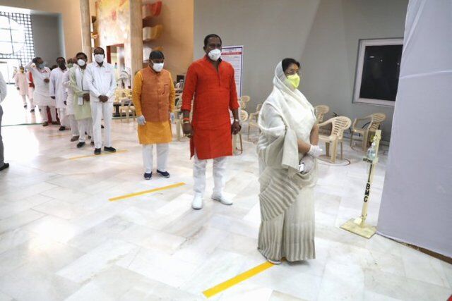 Photo/ राज्यसभा मतदान के दौरान कोरोना निर्देशों का हुआ पालन, देखें फोटो