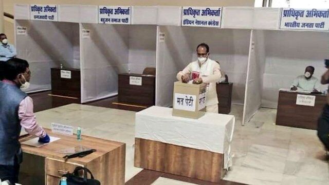 Photo/ राज्यसभा मतदान के दौरान कोरोना निर्देशों का हुआ पालन, देखें फोटो