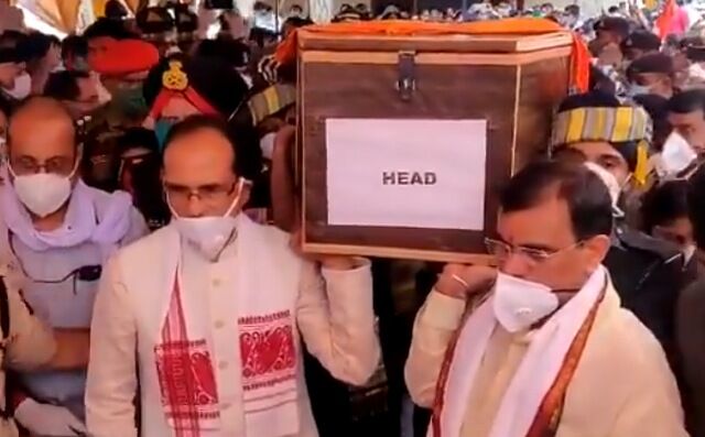 नम आंखों से विदा हुए शहीद दीपक सिंह, सीएम शिवराज ने  दिया कंधा