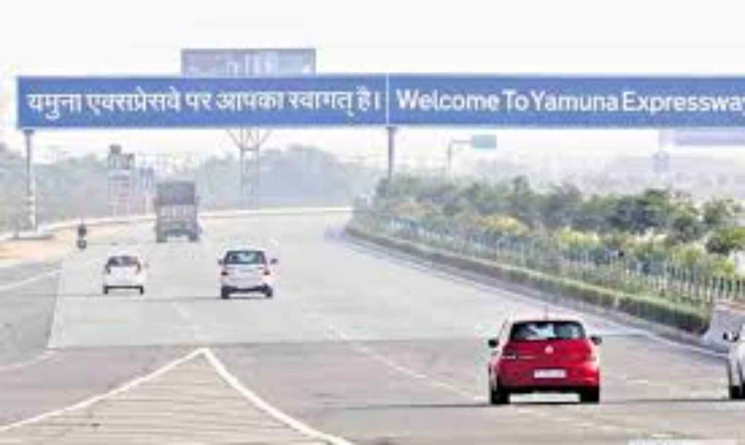 यमुना एक्सप्रेस वे पर सड़क हादसा, पति-पत्नी सहित तीन की मौत