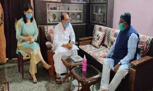 फिल्म अभिनेता सुशांत के घर जाकर परिजनों से रविशंकर प्रसाद ने की मुलाकात