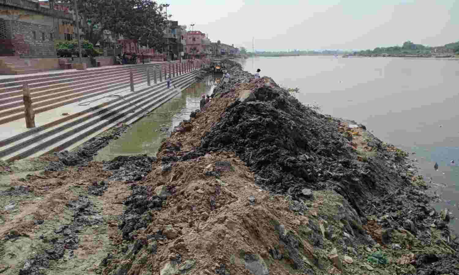 बरसात से ठीक पहले यमुना की सफाई के कारनामे का सच बरसात से ठीक पहले यमुना की सफाई के कारनामे का सच