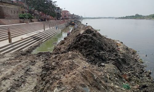 बरसात से ठीक पहले यमुना की सफाई के कारनामे का सच बरसात से ठीक पहले यमुना की सफाई के कारनामे का सच