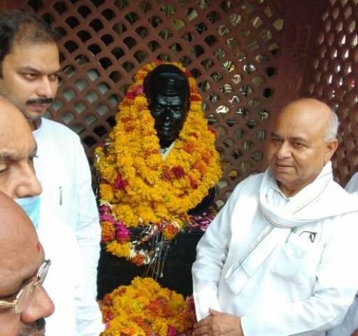 शहीदों की आड़ में सिंधिया पर निशाना साध रही कांग्रेस शहीदों की आड़ में सिंधिया पर निशाना साध रही कांग्रेस