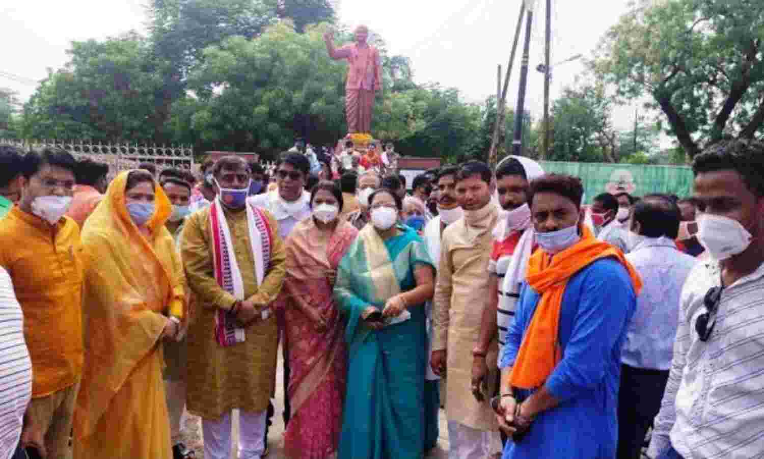 डॉ श्यामा प्रसाद मुखर्जी को भाजपा ने दी पुष्पांजलि डॉ श्यामा प्रसाद मुखर्जी को भाजपा ने दी पुष्पांजलि