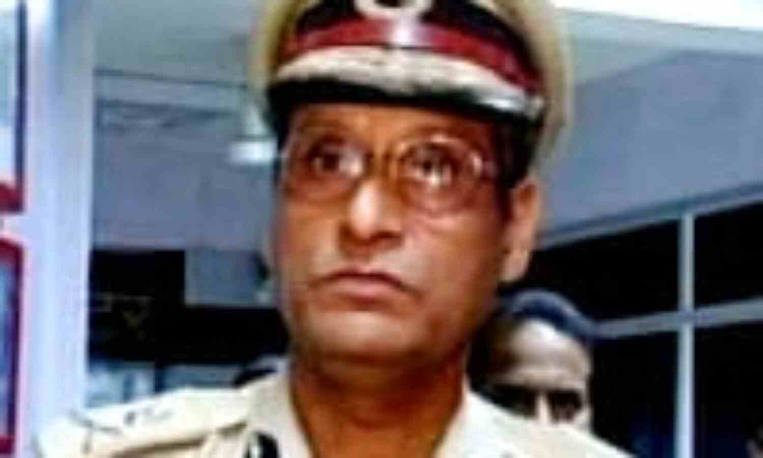 गाड़ी आई और शैलेज भगत ने छलांग लगाई गाड़ी आई और शैलेज भगत ने छलांग लगाई