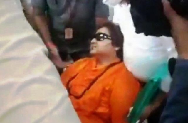 भाजपा दफ्तर में बेहोश होकर गिर पड़ीं साध्वी प्रज्ञा