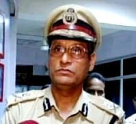 गाड़ी आई और शैलेज भगत ने छलांग लगाई गाड़ी आई और शैलेज भगत ने छलांग लगाई