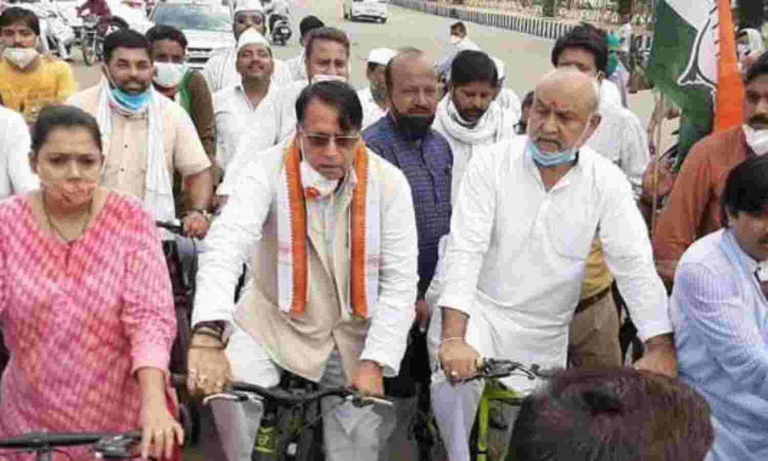 कांग्रेस ने निकाली साईकिल रैली, भूले सोशल डिस्टेंसिंग