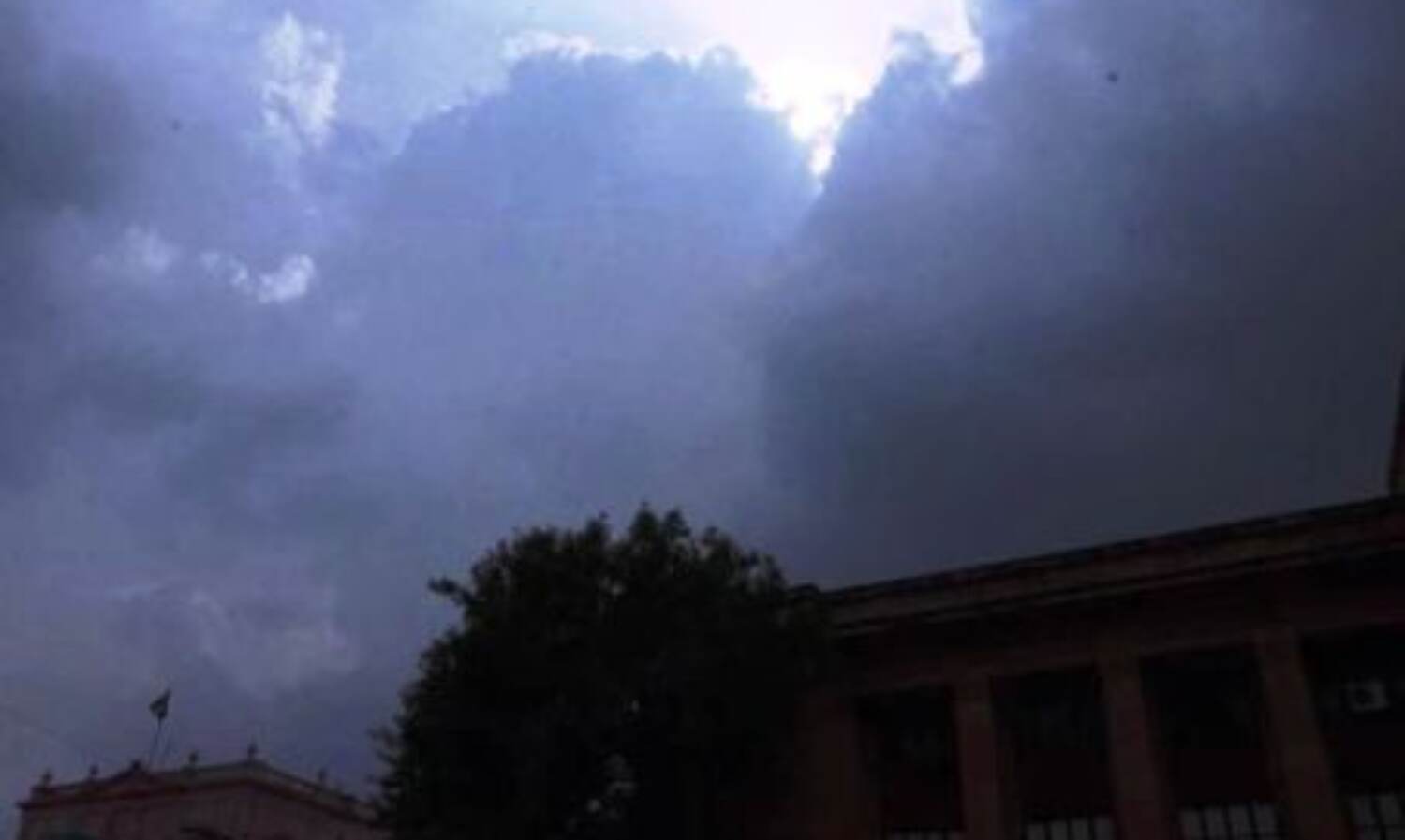 तीन दिन से मुंह चिढ़ाकर निकल रहे बादल