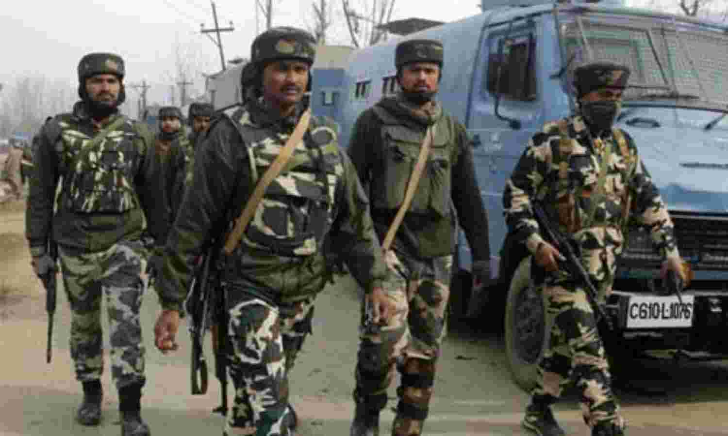 सुरक्षाबलों ने लश्कर के पांच ओजीडब्ल्यू को किया गिरफ्तार, गोला-बारूद बरामद